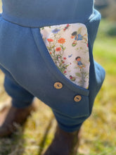 Lade das Bild in den Galerie-Viewer, SWEAT-HOSE BLAU Klaus Sausebraus Mitwachsend