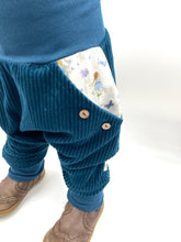 Lade das Bild in den Galerie-Viewer, Hose für Kinder und Babys Cord Meeresblau mit Wiesenelfen Taschen