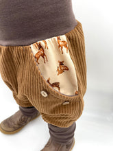 Lade das Bild in den Galerie-Viewer, CORDNICKY-HOSE Hellbraun/Braun Rehfamilie