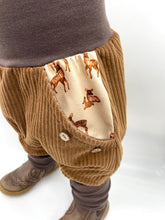 Lade das Bild in den Galerie-Viewer, Hose für Kinder und Babys Cord Hellbraun/Braun mit Rehfamilie Taschen