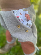Lade das Bild in den Galerie-Viewer, WOLLWALK-HOSE Grau/Braun Brombeerzwerg Taschen Kniepatches