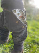 Lade das Bild in den Galerie-Viewer, CORDNICKY-H0SE Grau Waldtiere Fuchs Dachs Reh