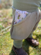 Lade das Bild in den Galerie-Viewer, MUSSELIN-HOSE Salbei Frühlingselfen