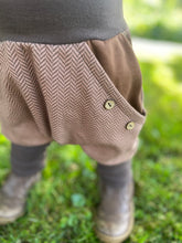 Lade das Bild in den Galerie-Viewer, Fischgräthose Bio Jacquard Sweat Hose Hellbraun/Braun Uni Taschen Mitwachshose