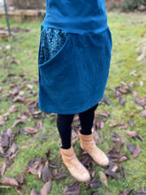 Lade das Bild in den Galerie-Viewer, Bio Cord Rock Damen Meeresblau mit Blumen Taschen mit oder ohne Haarband