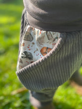 Lade das Bild in den Galerie-Viewer, CORDNICKY-H0SE Grau Waldtiere Fuchs Dachs Reh