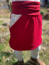 Lade das Bild in den Galerie-Viewer, Bio Breidcord Rock Rot Blümchen mit oder ohne Haarband