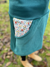 Lade das Bild in den Galerie-Viewer, Bio Cord Rock Damen Dunkelmint mit Blumenranken Taschen mit oder ohne Haarband