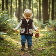 Lade das Bild in den Galerie-Viewer, Weste für Kinder und Baby Wollwalk Braun mit Bertie Pomm Taschen