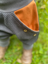 Lade das Bild in den Galerie-Viewer, Fischgräthose Bio Jacquard Sweat Hose Schwarz/Grau Uni Taschen Mitwachshose