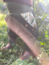 Lade das Bild in den Galerie-Viewer, CORDNICKY-H0SE CORD Khaki Gemüse Gurke Mais