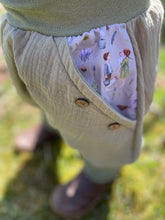 Lade das Bild in den Galerie-Viewer, MUSSELIN-HOSE Salbei Frühlingselfen
