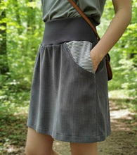 Lade das Bild in den Galerie-Viewer, Bio Cord Rock Damen Grau mit gestreiften Taschen mit oder ohne Haarband