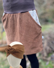 Lade das Bild in den Galerie-Viewer, Bio Cord Rock Damen Hellbraun/Braun Blümchen Taschen mit oder ohne Haarband