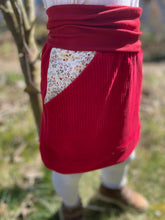 Lade das Bild in den Galerie-Viewer, Bio Breidcord Rock Rot Blümchen mit oder ohne Haarband