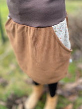 Lade das Bild in den Galerie-Viewer, Bio Cord Rock Damen Hellbraun/Braun Blümchen Taschen mit oder ohne Haarband