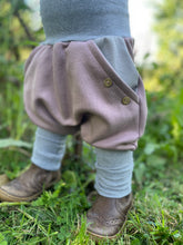 Lade das Bild in den Galerie-Viewer, BIO SOFT SWEAT HOSE Altrosa/Grau Uni Taschen Mitwachsend