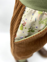 Lade das Bild in den Galerie-Viewer, Hose für Kinder und Babys Cord Hellbraun/Olive mit glückliche Hühner Taschen