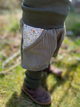 Lade das Bild in den Galerie-Viewer, MUSSELIN-HOSE Olive Blumen