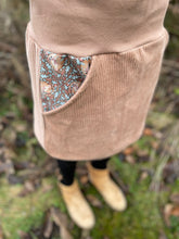 Lade das Bild in den Galerie-Viewer, Bio Cord Rock Damen Haselnuss Siebenschläfer Taschen mit oder ohne Haarband