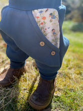 Lade das Bild in den Galerie-Viewer, SWEAT-HOSE BLAU Klaus Sausebraus Mitwachsend