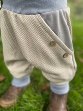 Lade das Bild in den Galerie-Viewer, Fischgräthose Bio Jacquard Sweat Hose Beige Grau Uni Taschen Mitwachshose