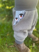 Lade das Bild in den Galerie-Viewer, WOLLWALK-HOSE Grau Pinguin Taschen Kniepatches