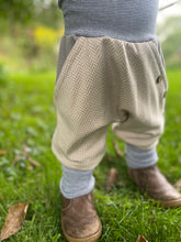 Lade das Bild in den Galerie-Viewer, Fischgräthose Bio Jacquard Sweat Hose Beige Grau Uni Taschen Mitwachshose