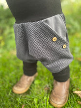 Lade das Bild in den Galerie-Viewer, Fischgräthose Bio Jacquard Sweat Hose Schwarz/Grau Uni Taschen Mitwachshose