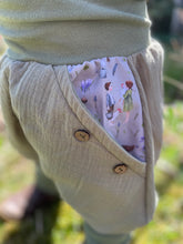Lade das Bild in den Galerie-Viewer, MUSSELIN-HOSE Salbei Frühlingselfen