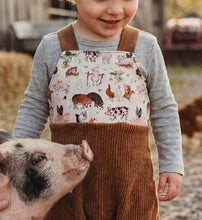 Lade das Bild in den Galerie-Viewer, Latzhose für Kinder und Babys Cord Hellbraun mit Bauernhoftiere Taschen