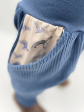 Lade das Bild in den Galerie-Viewer, Hose für Kinder und Babys Cord Blau mit Dinosaurier Taschen