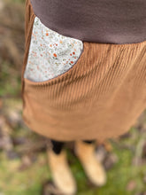 Lade das Bild in den Galerie-Viewer, Bio Cord Rock Damen Hellbraun/Braun Blümchen Taschen mit oder ohne Haarband