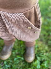 Lade das Bild in den Galerie-Viewer, Fischgräthose Bio Jacquard Sweat Hose Hellbraun Uni Taschen Mitwachshose