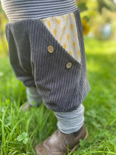 Lade das Bild in den Galerie-Viewer, CORDNICKY-H0SE CORD Grau Fächer Muster Senf