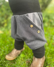 Lade das Bild in den Galerie-Viewer, Fischgräthose Bio Jacquard Sweat Hose Schwarz/Grau Uni Taschen Mitwachshose