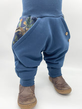 Lade das Bild in den Galerie-Viewer, SWEAT-HOSE BLAU WUNDERWALD BÄR DACHS
