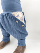 Lade das Bild in den Galerie-Viewer, Hose für Kinder und Babys Cord Blau mit Dinosaurier Taschen
