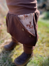 Lade das Bild in den Galerie-Viewer, MUSSELIN-HOSE Braun Rehfamilie