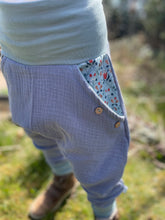 Lade das Bild in den Galerie-Viewer, MUSSELIN-HOSE Hellblau/Mint Blumenranke