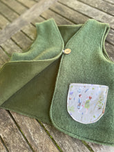 Lade das Bild in den Galerie-Viewer, Weste für Kinder und Babys Wollwalk Khaki mit glückliche Hühner Taschen