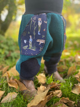 Lade das Bild in den Galerie-Viewer, WOLLWALK-HOSE Petrol/Dunkelblau kleiner Endecker Taschen Kniepatches