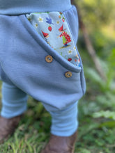Lade das Bild in den Galerie-Viewer, BIO SOFT SWEAT HOSE Jeansblau Pippa und Pelle Taschen Mitwachsend