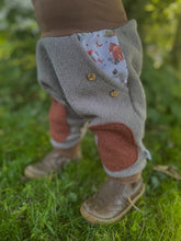 Lade das Bild in den Galerie-Viewer, WOLLWALK-HOSE Grau/Braun Brombeerzwerg Taschen Kniepatches