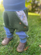 Lade das Bild in den Galerie-Viewer, WOLLWALK-HOSE Khaki/Jensblau glückliche Hühner Taschen Kniepatches