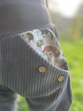 Lade das Bild in den Galerie-Viewer, CORDNICKY-H0SE Grau Waldtiere Fuchs Dachs Reh