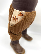 Lade das Bild in den Galerie-Viewer, Hose für Kinder und Babys Cord Hellbraun/Braun mit Rehfamilie Taschen