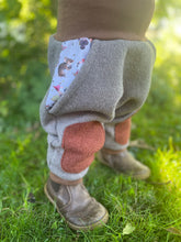 Lade das Bild in den Galerie-Viewer, WOLLWALK-HOSE Grau/Braun Brombeerzwerg Taschen Kniepatches
