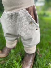 Lade das Bild in den Galerie-Viewer, Fischgräthose Bio Jacquard Sweat Hose Beige Hellbraun Uni Taschen Mitwachshose