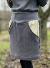 Lade das Bild in den Galerie-Viewer, Rock für Damen Cord Grau mit Fächermuster Taschen im Set Haarband